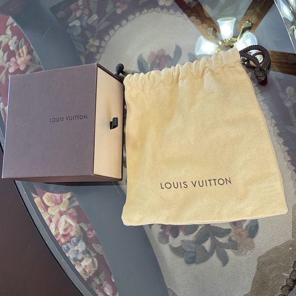 Louis Vuitton - Picture 5 of 6